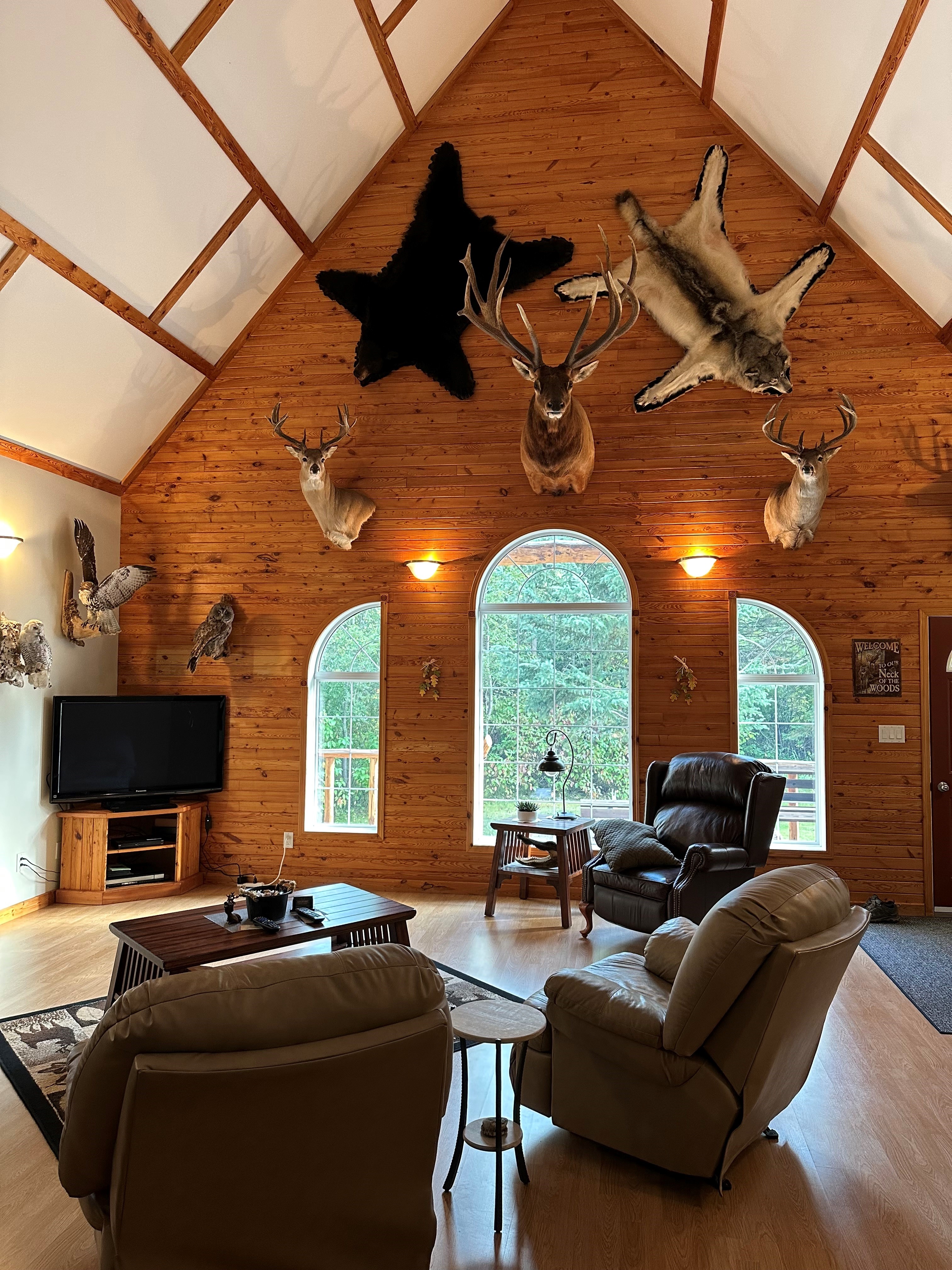 Main living area of the Echo Lake Hunts lodge