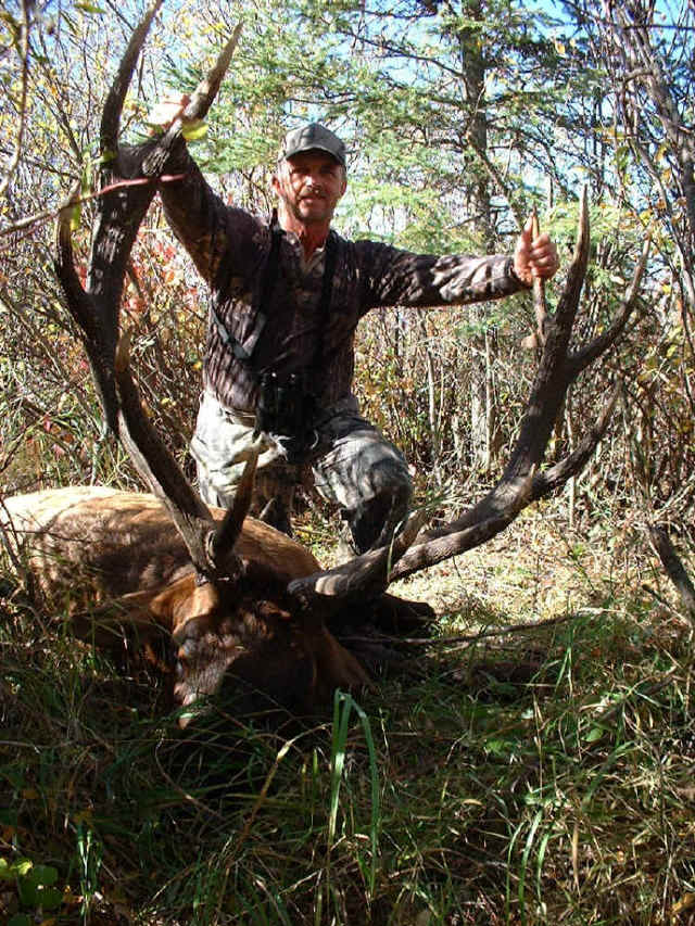 Mike Davis from Texas with trophy elk at Echo Lake Hunts in Saskatchewan