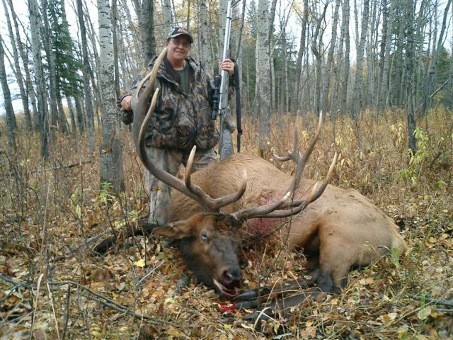 Lauren Rafferty from Michigan with trophy bull elk at Echo Lake Hunts in Saskatchewan
