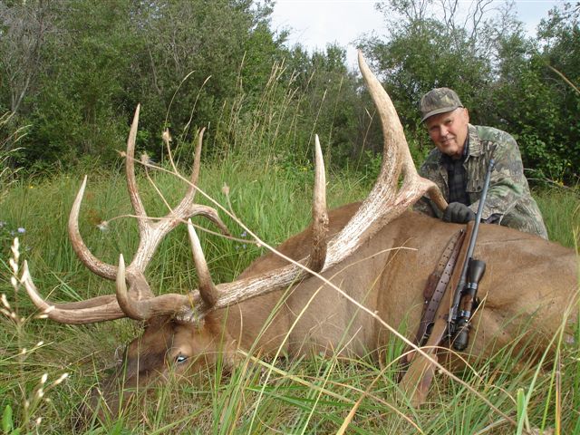 Russell Ericksen from Oregon with trophy bull elk at Echo Lake Hunts in Saskatchewan