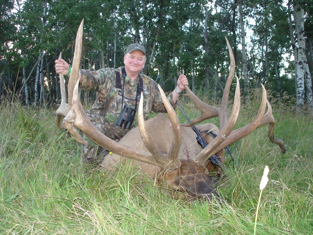 Richard Saulsbury from Texas with trophy bull elk at Echo Lake Hunts in Saskatchewan