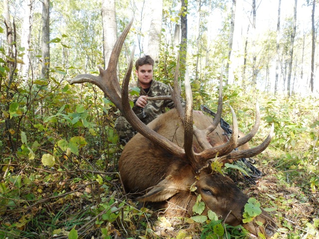 Michael Lee from Texas with trophy bull elk at Echo Lake Hunts in Saskatchewan