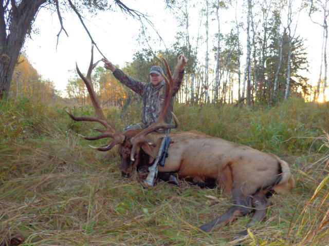 Darrell Hoak from North Dakota with trophy bull elk at Echo Lake Hunts in Saskatchewan