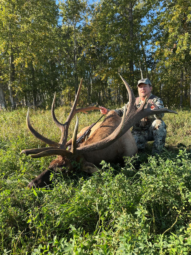 Craig Riggles from Nebraska with trophy bull elk at Echo Lake Hunts
