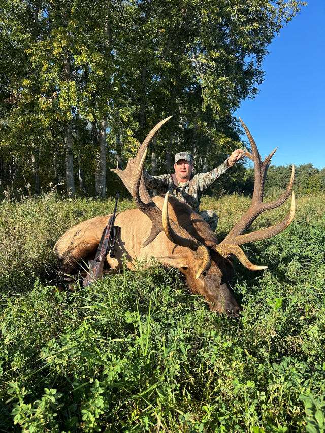 Craig Riggles from Nebraska with trophy bull elk at Echo Lake Hunts
